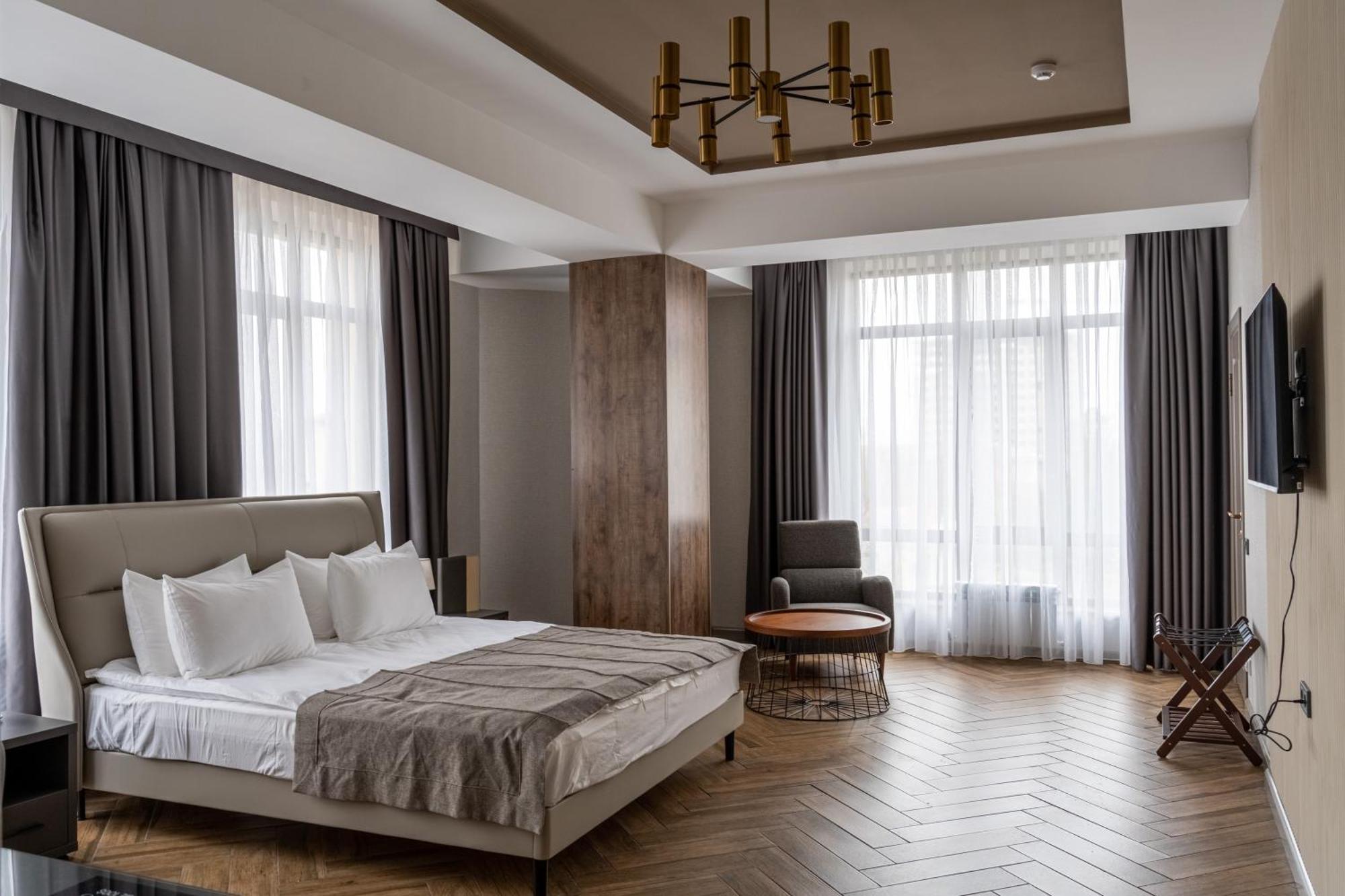 Five Hotel Bishkek Bagian luar foto